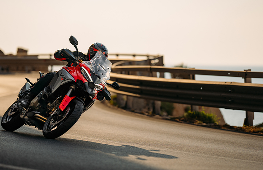 Ducati Multistrada V4 Red Kurvenfahrt Riding down Ducati Multistrada V4 Red Kurvenfahrt Riding down