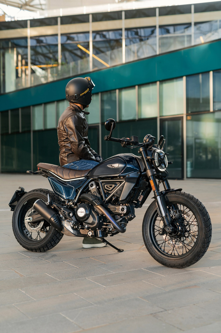 Ducati Scrambler Nightshift in der strasse Ducati Scrambler Nightshift in der strasse