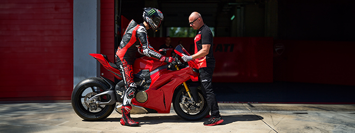 Ducati Panigale V4 2025 Red Track Training Speed Fullbody Helm Trackdays Ducati Panigale V4 2025 Red Track Training Speed Fullbody Helm Trackdays