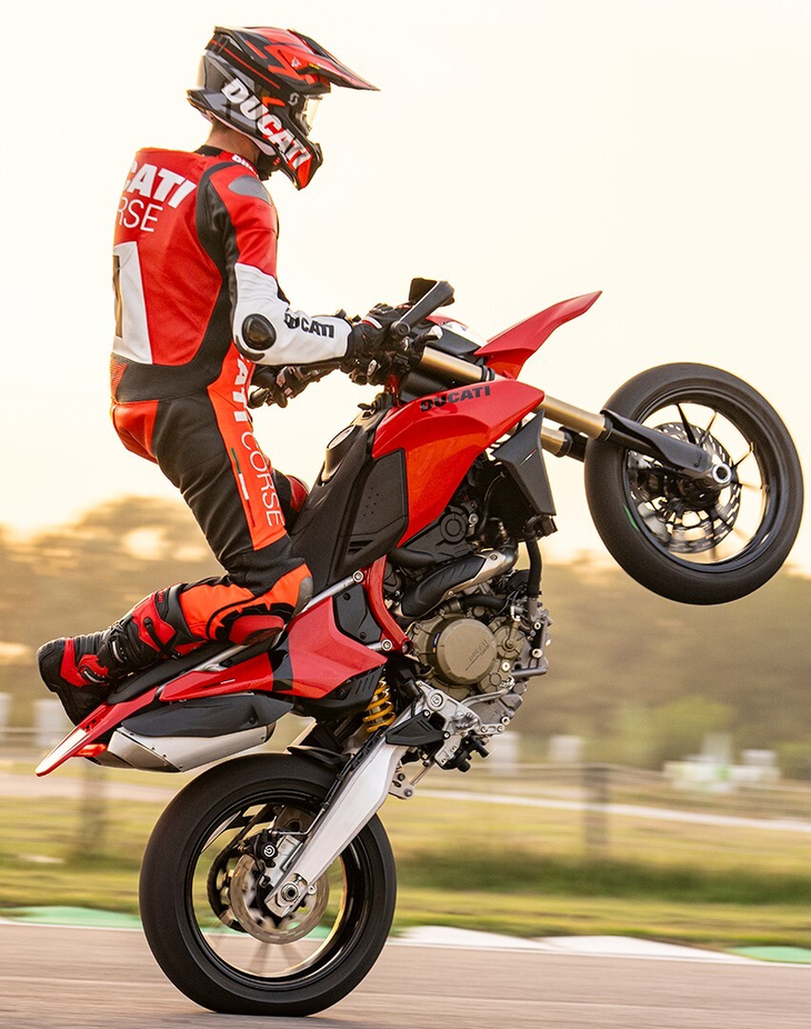 Ducati Hypermotard 698 City Cruise Stadt Fahren Wheelie Ducati Hypermotard 698 City Cruise Stadt Fahren Wheelie