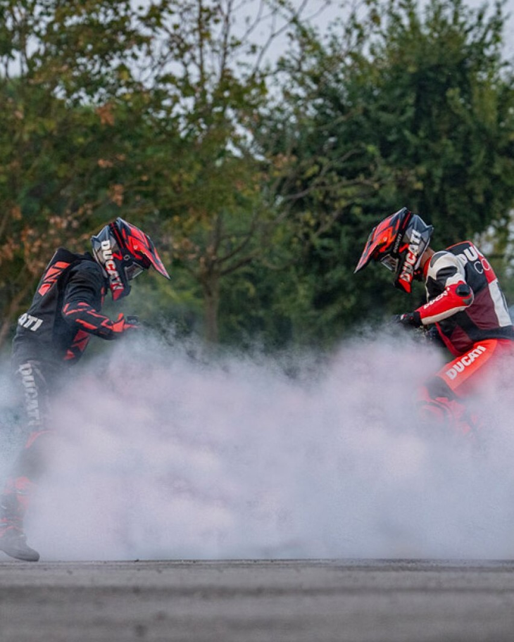 Ducati Hypermotard 698 Burnout Friends Racing Fast Red Lights Ducati Hypermotard 698 Burnout Friends Racing Fast Red Lights