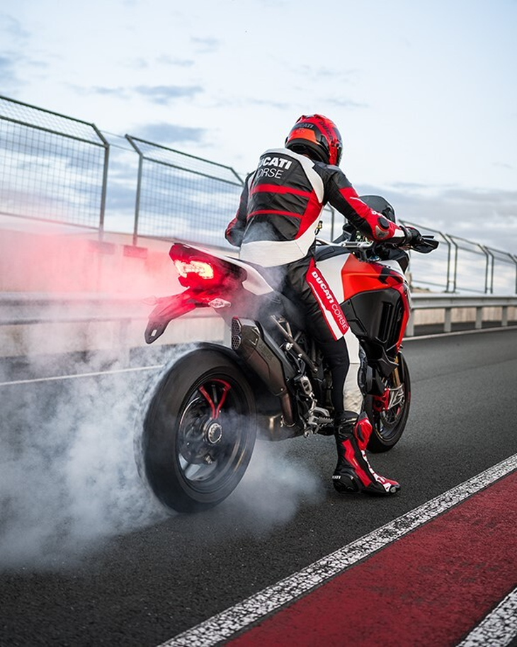 Ducati Multistrada V4 Rs Rennstrecke Burnout Ziehen Reifen Pirelli Ducati Multistrada V4 Rs Rennstrecke Burnout Ziehen Reifen Pirelli
