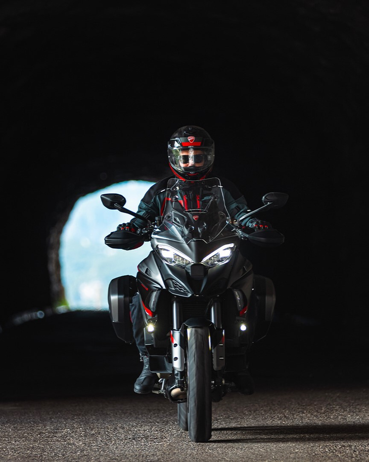 Ducati Multistrada V4 S Grand Tour Cave Rollling Black Shadow Ducati Multistrada V4 S Grand Tour Cave Rollling Black Shadow