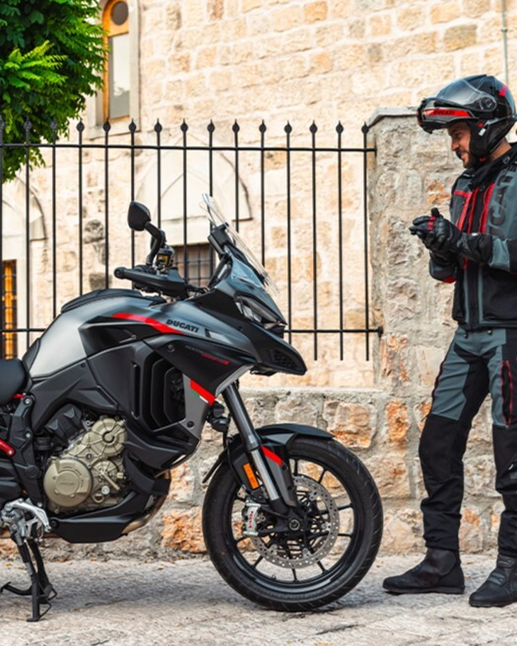 Ducati Multistrada V4 S Grand Tour Bekleidung Rot Schwarz Ducati Multistrada V4 S Grand Tour Bekleidung Rot Schwarz