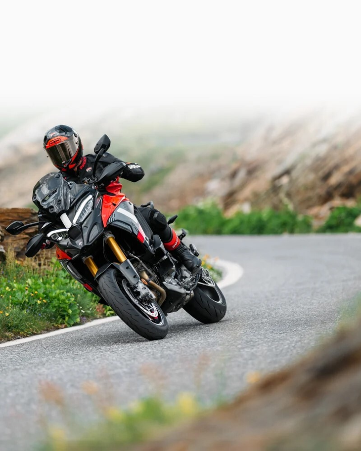 Ducati Multistrada V4 Pikes Peak Road Gliding Kurven Ride or Die Ducati Multistrada V4 Pikes Peak Road Gliding Kurven Ride or Die