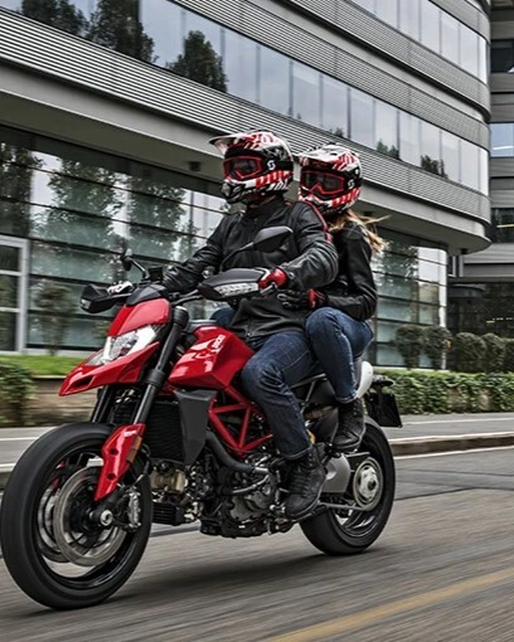 Ducati Hypermotard 950 Rot Freunde Fahren Strasse Citycruiser Rennstrecken Ducati Hypermotard 950 Rot Freunde Fahren Strasse Citycruiser Rennstrecken