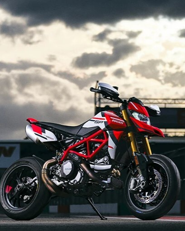 Ducati Hypermotard SP 950 Rennstrecke Strasse Rot Young Old Ducati Hypermotard SP 950 Rennstrecke Strasse Rot Young Old