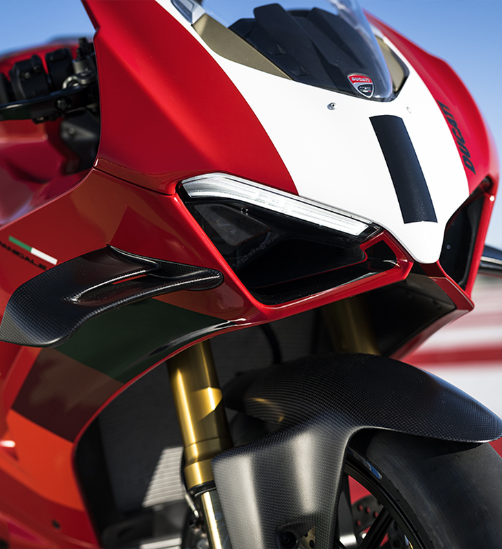 Ducati Panigale V4 R Lichter Lights Frontview Vornansicht Pneu Reifen Pirelli Rennstrecke Ducati Panigale V4 R Lichter Lights Frontview Vornansicht Pneu Reifen Pirelli Rennstrecke
