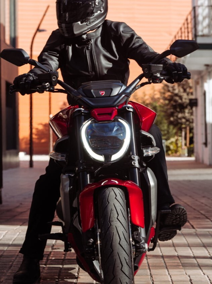 Ducati X Diavel red Black Front Lichter 2025
