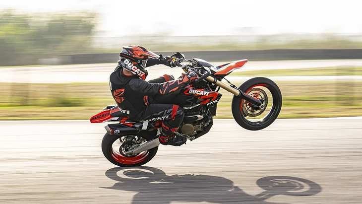 Ducati Hypermotard 698 RVE Wheelie Street Asphalt Side Look Neu Ducati Hypermotard 698 RVE Wheelie Street Asphalt Side Look Neu