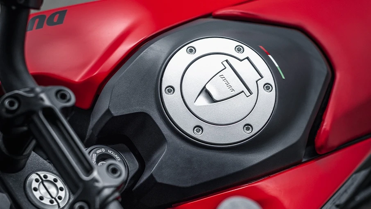 Ducati Hypermotard 950 RVE Tank Silver Black Red Handlebar Ducati Hypermotard 950 RVE Tank Silver Black Red Handlebar
