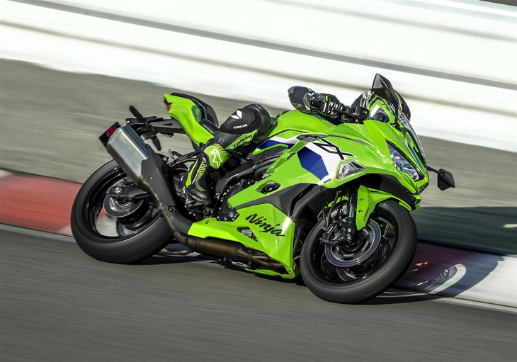 Kawasaki ZX 4 RR 2026 Gruen rennstrecke