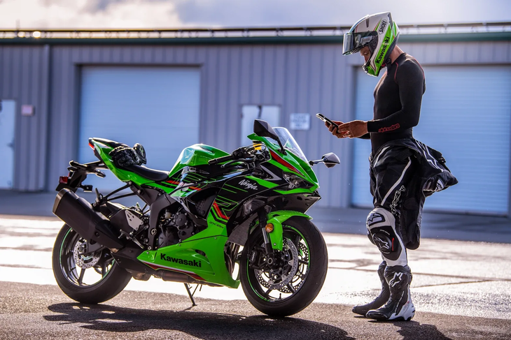 Kawasaki ninja ZX 6 R road Kawasaki ninja ZX 6 R road