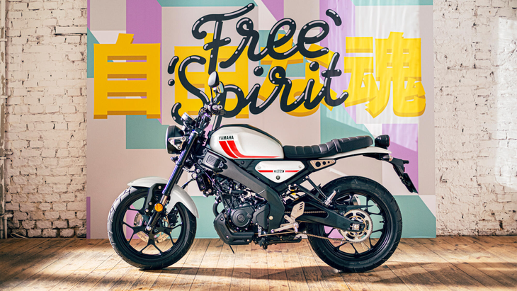 Yamaha XSR125 2025 weiss in der strasse Yamaha XSR125 2025 weiss in der strasse