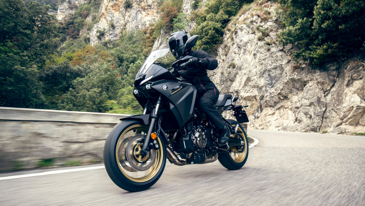 Yamaha Tracer 7 in der strasse