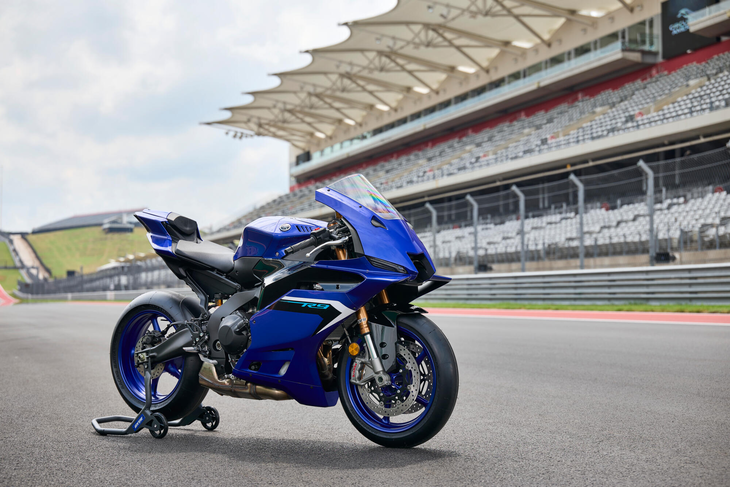 Yamaha YZF R9 blau 2025 in the circuit 2 Yamaha YZF R9 blau 2025 in the circuit 2