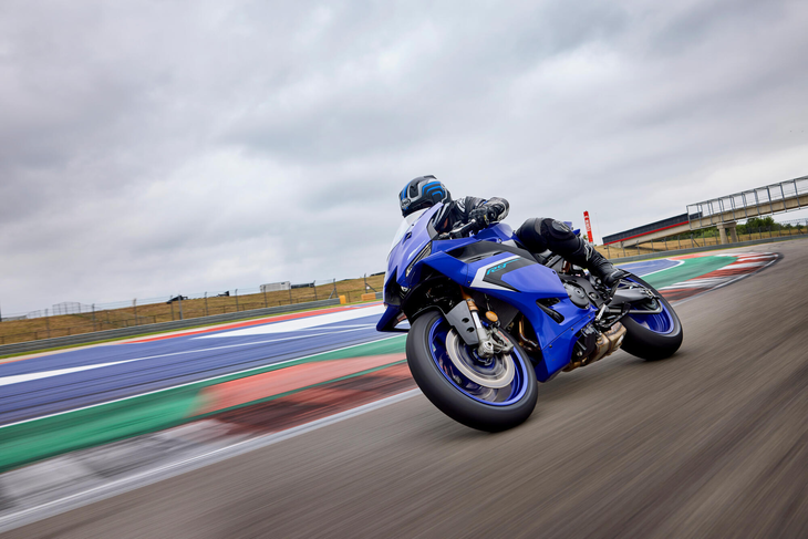 Yamaha YZF R9 blau 2025 in the circuit Yamaha YZF R9 blau 2025 in the circuit