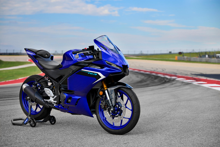 Yamaha YZF R3 2025 blau in the circuit Yamaha YZF R3 2025 blau in the circuit