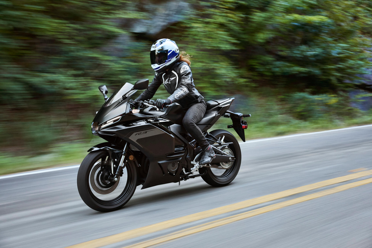 Yamaha YZF R3 2025 schwarz in der strasse Yamaha YZF R3 2025 schwarz in der strasse