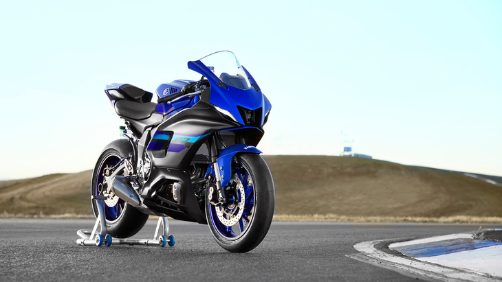 Yamaha YZF R7 blau in the circuit Yamaha YZF R7 blau in the circuit