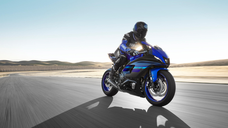 Yamaha YZF R7 blau in der strasse Yamaha YZF R7 blau in der strasse