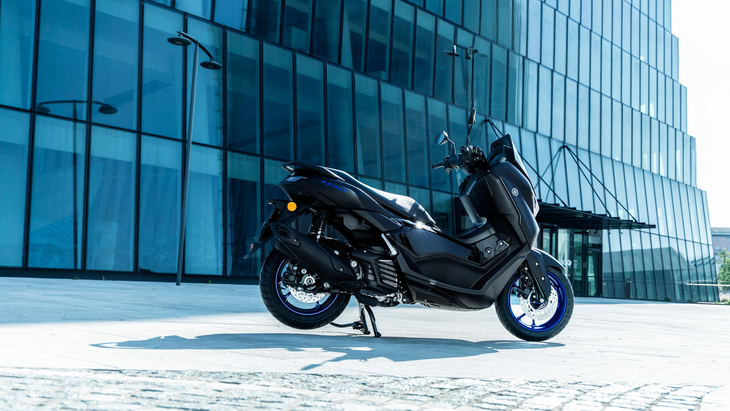 Yamaha N Max 125 2025 in der strasse 1 Yamaha N Max 125 2025 in der strasse 1