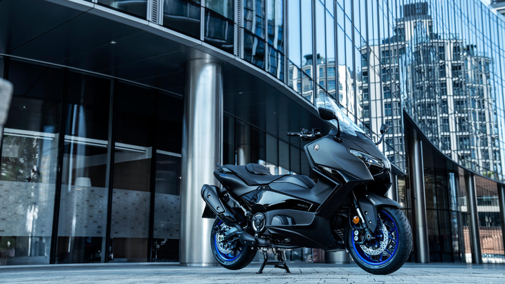 Yamaha T Max 560 2025 schwarz in der strasse Yamaha T Max 560 2025 schwarz in der strasse