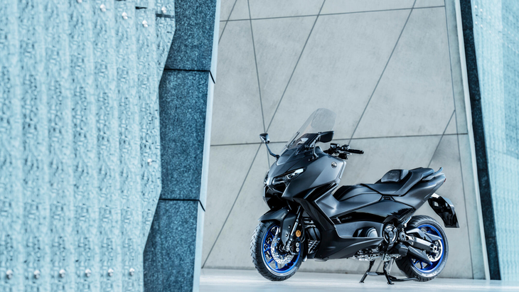 Yamaha T Max 560 2025 schwarz in der strasse 2 Yamaha T Max 560 2025 schwarz in der strasse 2