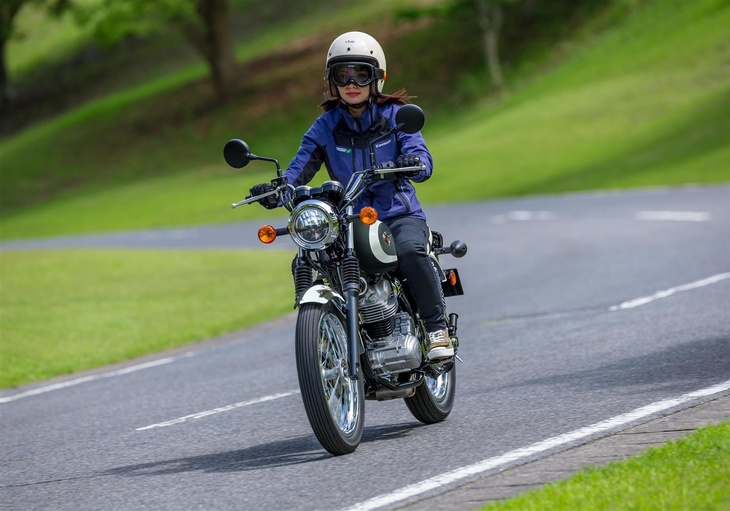 Kawasaki W230 2026 Gruen motorrad fuer frau